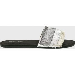 Answear - Klapki. Klapki damskie ANSWEAR, bez wzorów, z materiału, bez obcasa, na obcasie. W wyprzedaży za 59,90 zł.