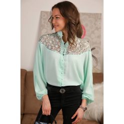 Damska bluzka BEVERLY MINT. Zielone bluzki damskie IVET, w koronkowe wzory, z koronki, eleganckie, bez kołnierzyka, z długim rękawem. W wyprzedaży za 69,00 zł.