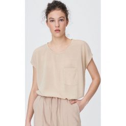 Koszulka oversize z kieszenią - Beżowy. Brązowe koszulki damskie Sinsay, s, bez wzorów, bez kołnierzyka, bez rękawów. W wyprzedaży za 15,99 zł.