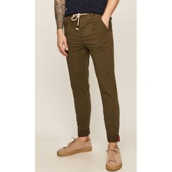 Pepe Jeans - Spodnie Pierce. Żółte spodnie męskie Pepe Jeans, na co dzień, bez wzorów, z elastanu. W wyprzedaży za 269,90 zł.