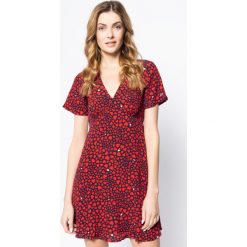 Sukienka codzienna Tommy Jeans Tjw Heart Print DW0DW07596. Czerwone sukienki damskie Tommy Jeans, na co dzień, s, bez wzorów, z poliesteru, bez kołnierzyka, bez rękawów, proste. W wyprzedaży za 339,00 zł.