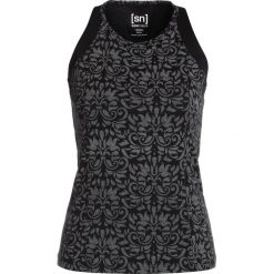 Super.natural MOTION ROUND NECK TANK PRINTED Top jet black arabesque/jet black. Białe topy sportowe damskie marki super.natural, l, z elastanu. Za 299,00 zł.