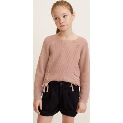 Mango Kids - Sweter dziecięcy Jackie 110-164 cm. Różowe swetry dziewczęce Mango Kids, bez wzorów, z poliesteru, bez kołnierzyka, z krótkim rękawem, krótkie, bez kaptura. W wyprzedaży za 59,90 zł.