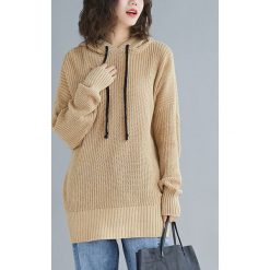 Sweter w kolorze jasnobrązowym. Pomarańczowe swetry damskie Amato Rizzi, bez wzorów, z długim rękawem, długie, bez kaptura. W wyprzedaży za 139,95 zł.