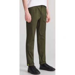 Spodnie chino z kantem - Zielony. Zielone spodnie męskie Reserved, m, bez wzorów. Za 129,99 zł.
