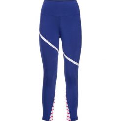 Koszula w kratę bonprix niebiesko-biel wełny w kratę. Niebieskie legginsy damskie bonprix, bez wzorów, z wełny, bez kołnierzyka, bez rękawów. Za 49,99 zł.