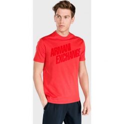 Armani Exchange Koszulka Czerwony. Czerwone podkoszulki męskie Armani Exchange, xl, z nadrukiem, z bawełny, bez kołnierzyka, krótkie. Za 283,95 zł.