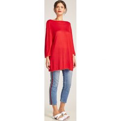 Sweter w kolorze czerwonym. Czerwone swetry damskie Heine, bez wzorów, bez rękawów, bez kaptura. W wyprzedaży za 87,95 zł.
