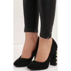 Czarne Czółenka True Love. Czarne buty ślubne damskie Born2be, w paski, na wysokim obcasie, na płaskiej podeszwie. Za 59,99 zł.