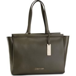 Torebka CALVIN KLEIN - Enfold Shopper K60K605622 LGR. Zielone torby damskie na zakupy Calvin Klein, z aplikacjami, ze skóry ekologicznej, klasyczne, zdobione, bez dodatków. W wyprzedaży za 519,00 zł.