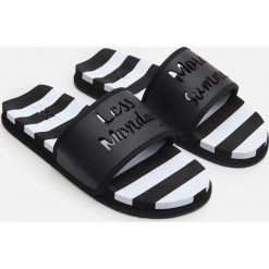 Klapki z wyciętym napisem - Czarny. Czarne klapki damskie Cropp, z napisami, bez obcasa. W wyprzedaży za 34,99 zł.