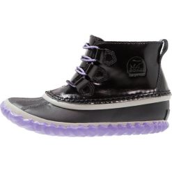 Buty zimowe damskie: Sorel OUT N ABOUT Botki sznurowane black/paisley purple