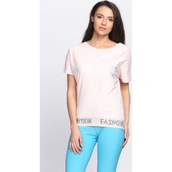 Jasnoróżowy T-shirt Fashion. Czerwone bluzki damskie marki Born2be, l. Za 39,99 zł.