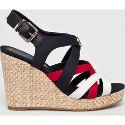 Tommy Hilfiger - Koturny. Koturny damskie TOMMY HILFIGER, bez wzorów, ze skóry, bez obcasa, na obcasie. W wyprzedaży za 279,90 zł.