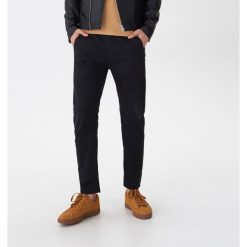 Spodnie carrot - Czarny. Czarne spodnie męskie House, s, bez wzorów. Za 129,99 zł.