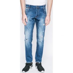 Guess Jeans - Jeansy Cliff. Niebieskie jeansy męskie Guess Jeans, m, z aplikacjami. W wyprzedaży za 379,90 zł.