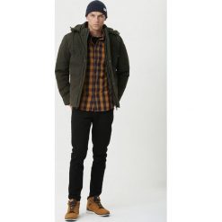 Ciemnozielona Kurtka Chandlers. Zielone kurtki męskie Born2be, na zimę, xxl, bez wzorów, z futra. Za 154,99 zł.