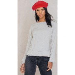 Rut&Circle Sweter z falbaną Andrea - Grey. Szare bez kategorii marki Rut&Circle, z bawełny, z falbankami. W wyprzedaży za 48,78 zł.