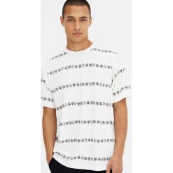 Koszulka z paskami z czaszek. Białe koszulki męskie marki Pull&Bear, m, w paski, bez kołnierzyka, z krótkim rękawem, krótkie. Za 49,90 zł.