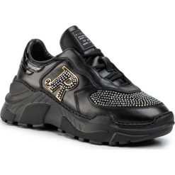 Sneakersy JOHN RICHMOND - 8231 A Black. Czarne półbuty damskie John Richmond, z aplikacjami, ze skóry ekologicznej, bez obcasa, na obcasie, bez zapięcia. W wyprzedaży za 1039,00 zł.