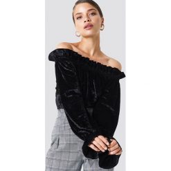 NA-KD Party Aksamitny top z odkrytymi ramionami - Black. Czarne topy damskie NA-KD Party, bez wzorów, bez kołnierzyka. W wyprzedaży za 97,17 zł.
