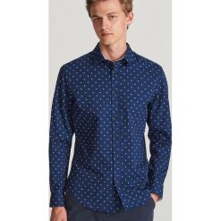 Koszula regular fit z mikroprintem - Granatowy. Niebieskie koszule męskie Reserved, s, bez wzorów, bez kołnierzyka, bez rękawów. Za 99,99 zł.