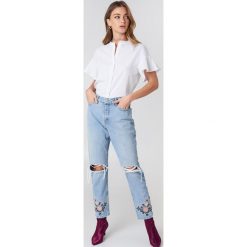 Debiflue x NA-KD Jeansy 7/8 z wysokim stanem - Blue. Niebieskie jeansy damskie marki Debiflue x NA-KD, z haftami, z jeansu, z podwyższonym stanem. W wyprzedaży za 77,60 zł.