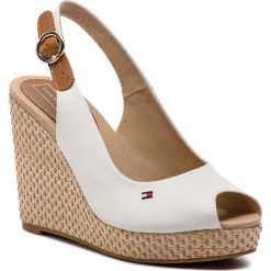 Espadryle TOMMY HILFIGER - Iconic Elena Basic Sling Back FW0FW04082 Whisper White 121. Białe espadryle damskie TOMMY HILFIGER, bez wzorów, ze skóry, bez obcasa, na obcasie. W wyprzedaży za 249,00 zł.
