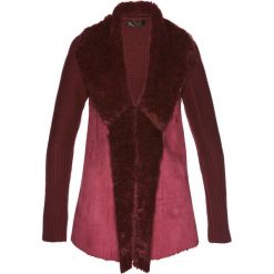 Sweter rozpinany ze sztucznym futerkiem bonprix czerwony klonowy. Czerwone swetry rozpinane damskie bonprix. Za 109,99 zł.