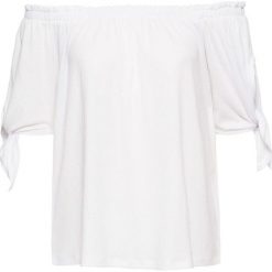 Shirt "carmen" bonprix biały. Białe koszulki damskie bonprix, bez wzorów, bez kołnierzyka, bez rękawów. Za 54,99 zł.