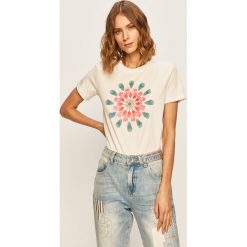 Desigual - T-shirt. Białe bluzki damskie Desigual, s, z nadrukiem, z bawełny, casualowe, z okrągłym kołnierzem. Za 149,90 zł.