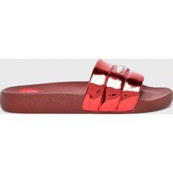 Love Moschino - Klapki. Czerwone klapki damskie marki Love Moschino, z materiału, na płaskiej podeszwie. Za 429,90 zł.