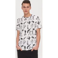 T-shirt z nadrukiem all over - Biały. Białe t-shirty męskie House, s, z nadrukiem, bez kołnierzyka. W wyprzedaży za 29,99 zł.
