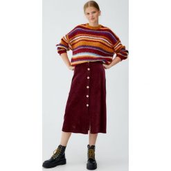 Sztruksowa spódnica midi z guzikami. Szare spódniczki Pull&Bear, ze sztruksu, midi. Za 69,90 zł.