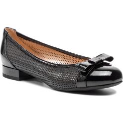 Półbuty GEOX - D Wistrey D D924GD 05402 C9999 Black. Czarne półbuty damskie Geox, na co dzień, bez wzorów, ze skóry ekologicznej, bez obcasa, na płaskiej podeszwie, bez zapięcia. W wyprzedaży za 259,00 zł.
