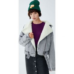 Krótka kurtka jeansowa ze sztucznym barankiem. Czarne kurtki damskie marki Pull&Bear, z jeansu. Za 199,00 zł.
