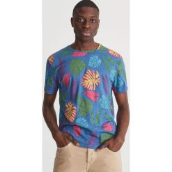 T-shirt z roślinnym printem - Granatowy. Niebieskie t-shirty męskie Reserved, s, bez wzorów, bez kołnierzyka. Za 39,99 zł.