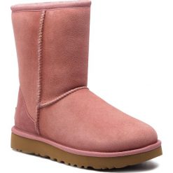 Buty UGG - W Classic Short II 1016223 W/Pdw. Różowe kozaki damskie marki Ugg, na zimę, ze skóry, na niskim obcasie, bez zapięcia. W wyprzedaży za 629,00 zł.
