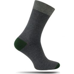 Retro Skarpetki Męskie Chattier - Popielaty wzór, Zielone Elementy SKCH0041classic. Szare skarpetki męskie Chattier, bez wzorów, z bawełny. Za 12,90 zł.