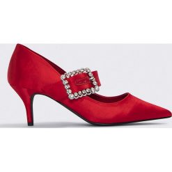 Czółenka: NA-KD Shoes Czółenka na średnim obcasie z ozdobną klamrą – Red