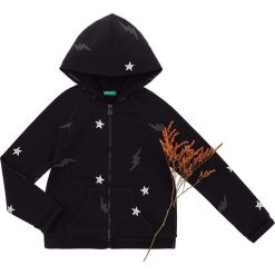 Bluza w kolorze granatowym. Niebieskie bluzy niemowlęce Benetton Kids, z nadrukiem, z bawełny, bez rękawów, bez kaptura. W wyprzedaży za 62,95 zł.