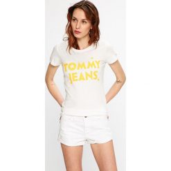Tommy Jeans - Top. Białe bluzki damskie marki Tommy Jeans, s, z nadrukiem, z bawełny, casualowe, z okrągłym kołnierzem, z krótkim rękawem. W wyprzedaży za 99,90 zł.
