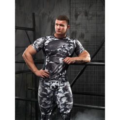 Rashguard krótki rękaw CAMO-Grey MEN. Szare koszulki męskie FJ!, m, z nadrukiem, z elastanu, bez kołnierzyka, z krótkim rękawem, krótkie. W wyprzedaży za 134,25 zł.