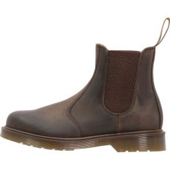 Dr. Martens Botki gaucho. Pomarańczowe sztyblety męskie Dr. Martens, ze skóry, klasyczne, bez obcasa, bez zapięcia. Za 759,00 zł.