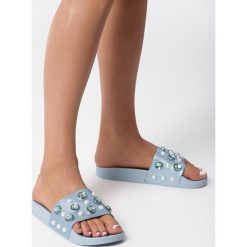 Niebieskie Klapki Mira. Niebieskie klapki damskie Born2be, w paski, z gumy, bez obcasa, na płaskiej podeszwie. Za 49,99 zł.