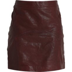Culture BENTLEY SKIRT Spódnica mini prune. Fioletowe spódniczki damskie marki Culture, bez wzorów, ze skóry, mini. Za 839,00 zł.