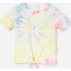 T-shirt z efektem tie dye - Wielobarwny. T-shirty damskie Reserved, bez wzorów, bez kołnierzyka. W wyprzedaży za 15,99 zł.