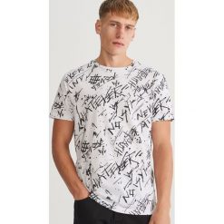 T-shirt z nadrukiem - Biały. Białe t-shirty męskie z nadrukiem marki Reserved, s. Za 49,99 zł.