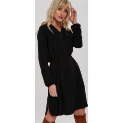 Czarna Sukienka Hocking. Czarne sukienki damskie Renee, na imprezę, s, w paski, eleganckie, z klasycznym kołnierzykiem, bez rękawów, długie, midi. Za 99,99 zł.