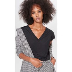 Bluzka typu kimono - Czarny. Czarne bluzki damskie Mohito, s, bez wzorów, bez kołnierzyka, bez rękawów. Za 59,99 zł.